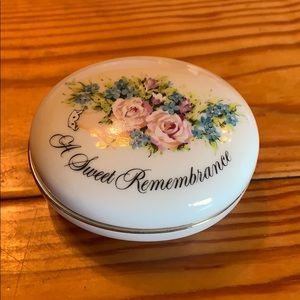 Vintage Avon Trinket box 1982
